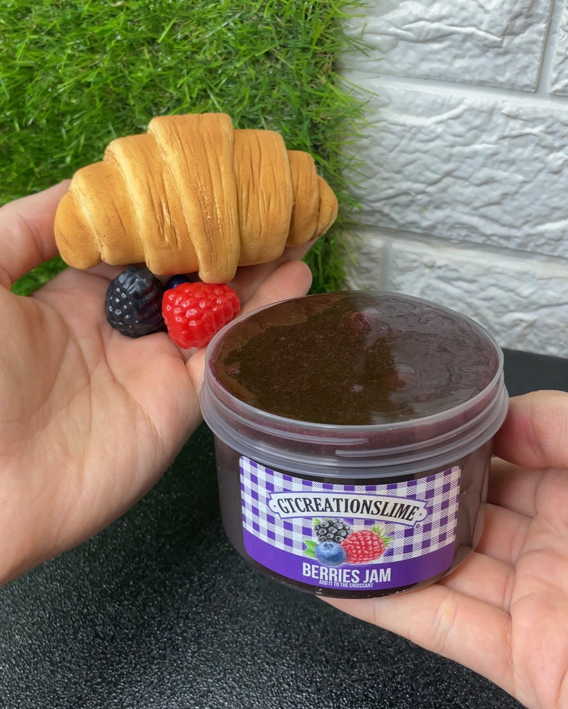 CROISSANT AND BERRIES JAM